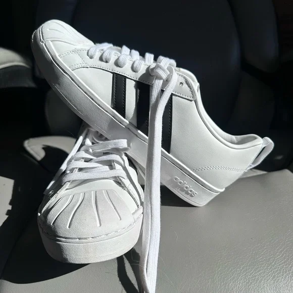 Like new Adidas shell toe shoe - Picture 4 of 5